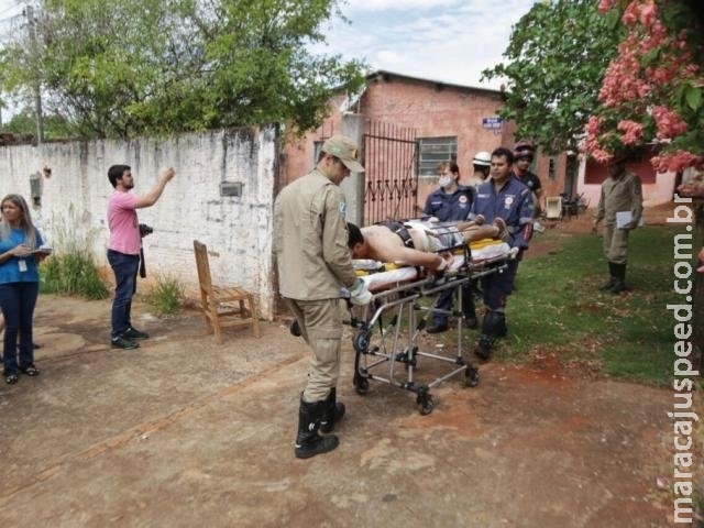 Rapaz tenta pular portão, escorrega e fica com grade cravada no corpo