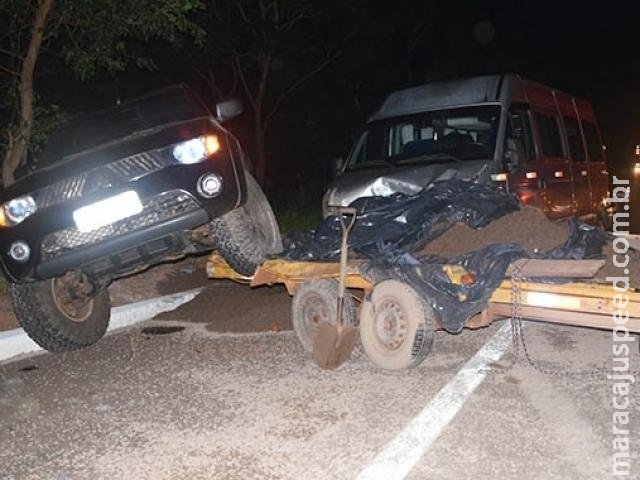 Reboque de camionete se solta e atinge van com 8 passageiros