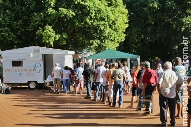 Sala de vacinação contra gripe em praça é aberta com grande procura Sala de vacinação contra gripe em praça é aberta com grande procura