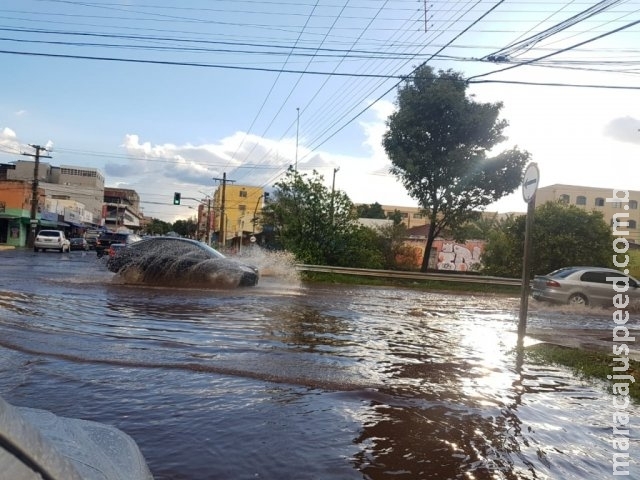 À “espera” de frente fria, Capital tem chuva de granizo e alagamentos À “espera” de frente fria, Capital tem chuva de granizo e alagamentos