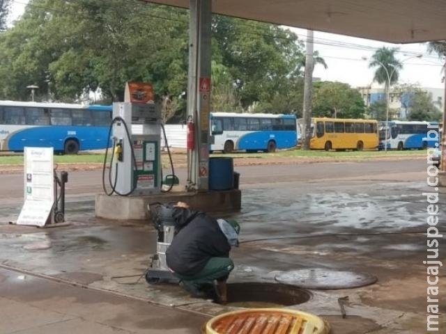 Acaba combustível em postos e comerciantes fazem carreata Acaba combustível em postos e comerciantes fazem carreata