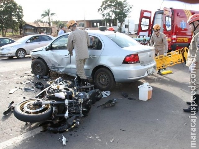 Acidente entre carro e moto deixa agente penitenciário ferido