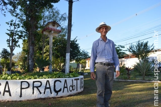 Aos 79 anos, pedreiro Tiburcio construiu sozinho uma praça para os vizinhos Aos 79 anos, pedreiro Tiburcio construiu sozinho uma praça para os vizinhos