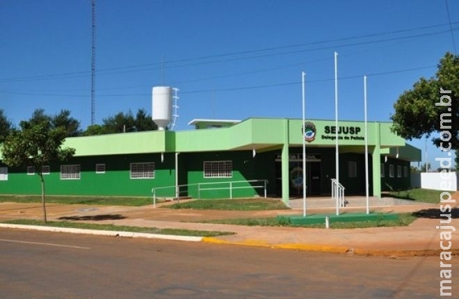 Aparentemente embriagado, motorista capota carro e fica em coma Aparentemente embriagado, motorista capota carro e fica em coma