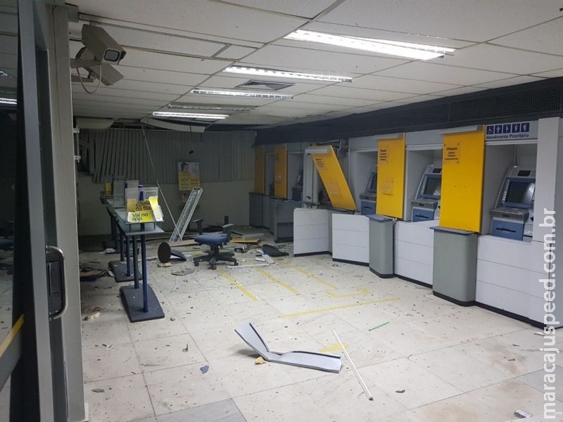 Armados com fuzis, mais de 10 bandidos explodem Agência do Banco do Brasil em Simões Filho, Salvador/BA