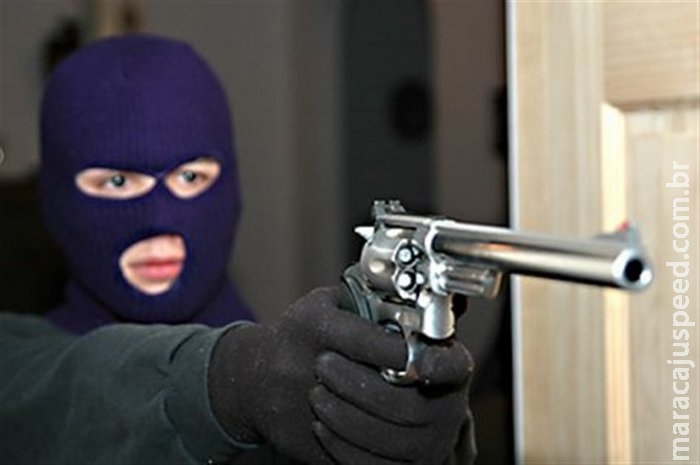 Bandidos rendem funcionários e clientes de conveniência e fogem levando dinheiro Bandidos rendem funcionários e clientes de conveniência e fogem levando dinheiro