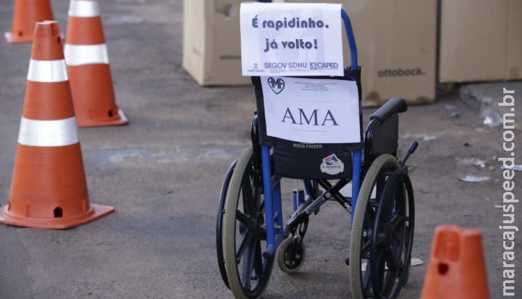  Cadeiras de rodas ‘estacionam’ no lugar de carros em conscientização sobre vagas especiais