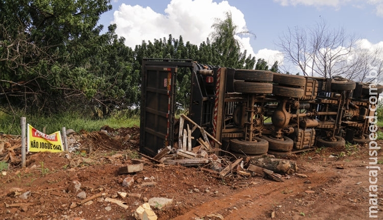 Caminhão carregado com entulho tomba em estrada vicinal na MS-080