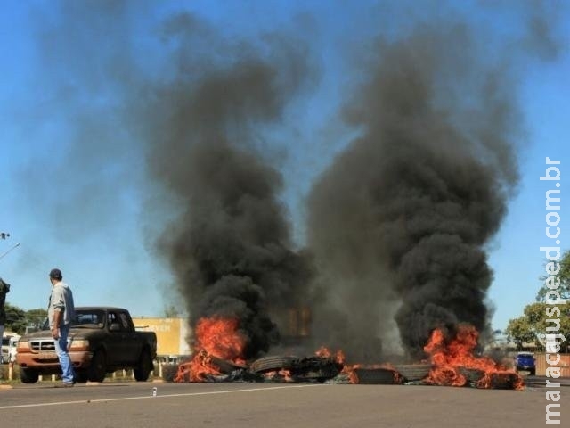 Caminhoneiros colocam fogo em pneus e fecham rodovias em MS Caminhoneiros colocam fogo em pneus e fecham rodovias em MS