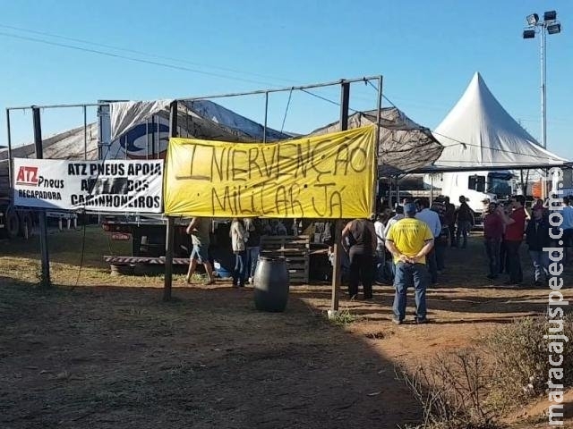 Caminhoneiros continuam com 6 pontos de bloqueios em BRs Caminhoneiros continuam com 6 pontos de bloqueios em BRs