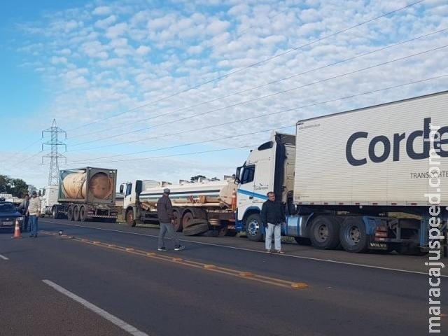Caminhoneiros continuam greve pelo 4º dia e já são 30 pontos bloqueados Caminhoneiros continuam greve pelo 4º dia e já são 30 pontos bloqueados