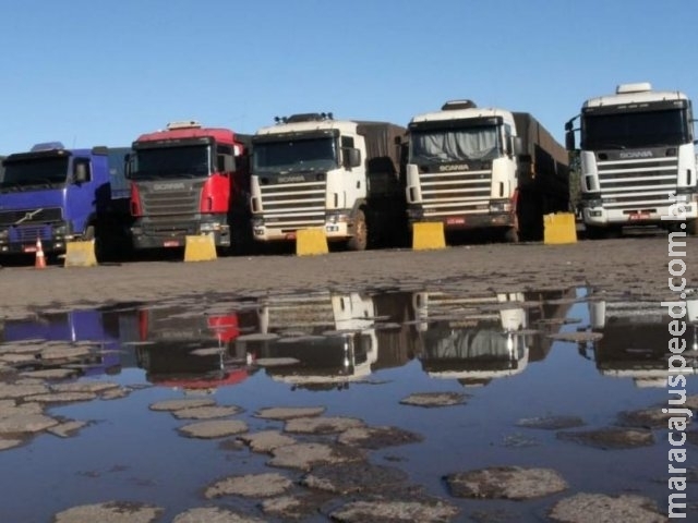 Caminhoneiros decidem nem pegar a estrada para aderir a paralisação Caminhoneiros decidem nem pegar a estrada para aderir a paralisação