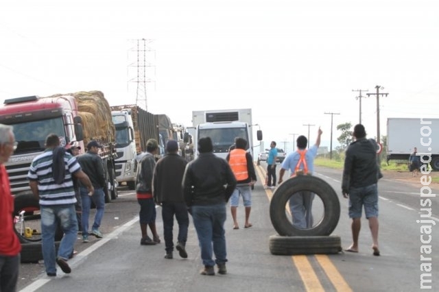 Caminhoneiros mantêm bloqueios em 74 pontos das rodovias de MS