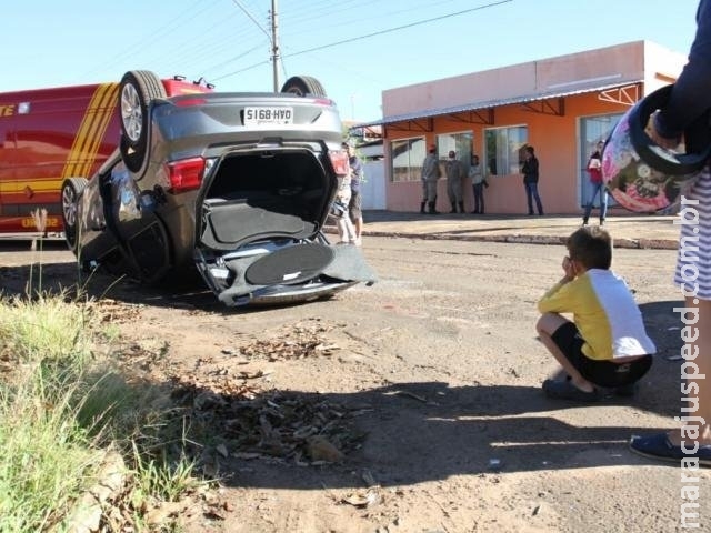 Carro capota após colisão em cruzamento sem sinalização Carro capota após colisão em cruzamento sem sinalização