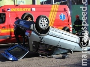 Carro capota em acidente com motocicleta no bairro Amambaí