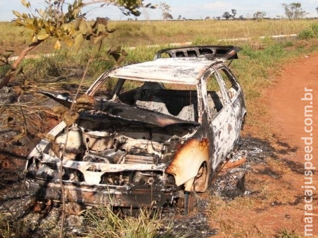 Carro furtado é encontrado sem as rodas e incendiado na BR-262