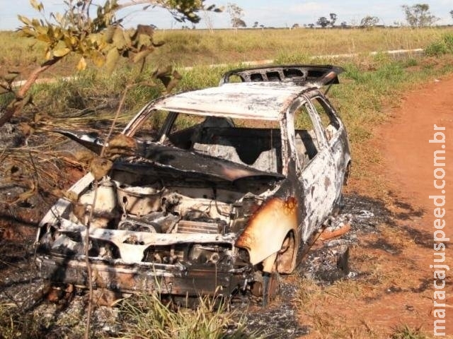 Carro furtado é encontrado sem as rodas e incendiado na BR-262 Carro furtado é encontrado sem as rodas e incendiado na BR-262