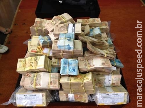  Casal é preso ao ser flagrado com R$ 20 mil escondidos em carro na fronteira