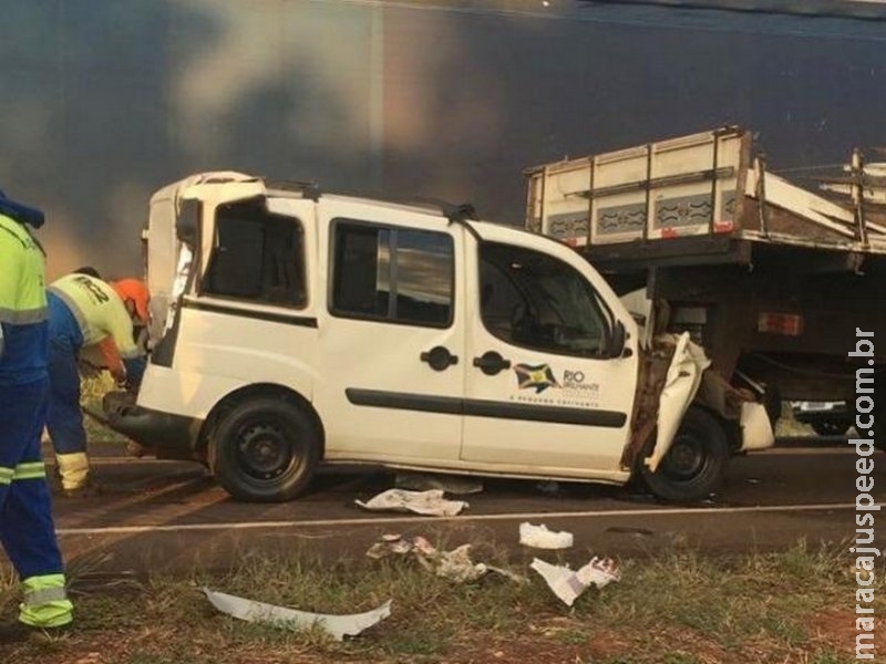 Colisão entre carro e carretas deixa cinco pessoas feridas na BR-163