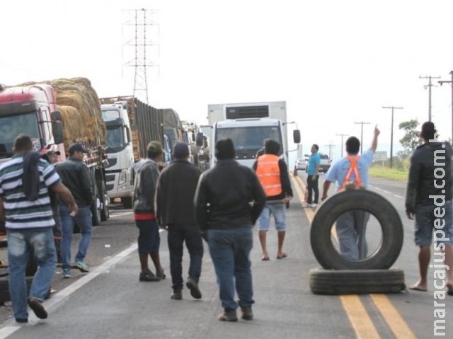 Com 20 pontos de bloqueio, caminhoneiros mantêm greve Com 20 pontos de bloqueio, caminhoneiros mantêm greve