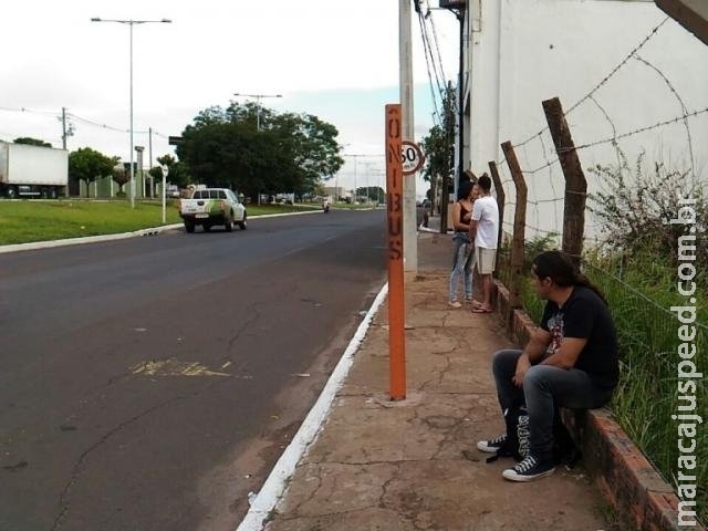 Com 40% dos pontos ao relento, prefeitura quer instalar 600 coberturas Com 40% dos pontos ao relento, prefeitura quer instalar 600 coberturas