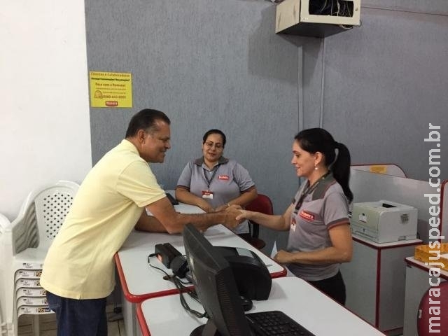 Com assessorias e promessas, campanha toma as ruas antes da hora Com assessorias e promessas, campanha toma as ruas antes da hora