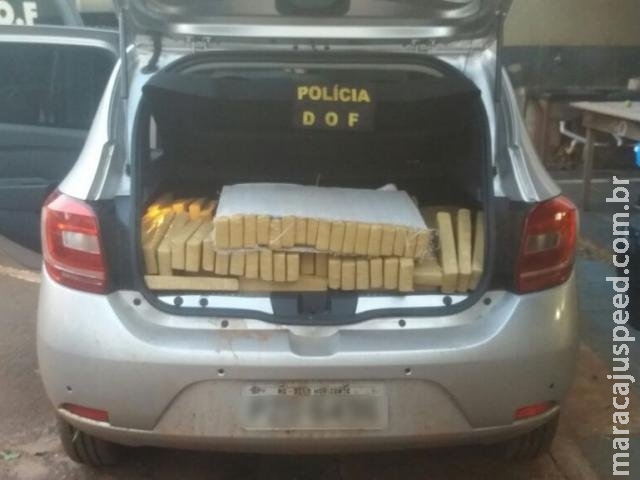 Condutor foge da polícia e abandona carro com 308 kg de maconha