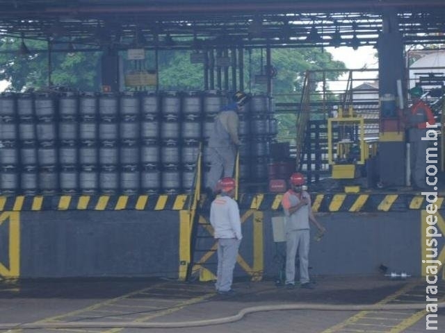 Desabastecidas, revendas de gás têm funcionários de braços cruzados Desabastecidas, revendas de gás têm funcionários de braços cruzados