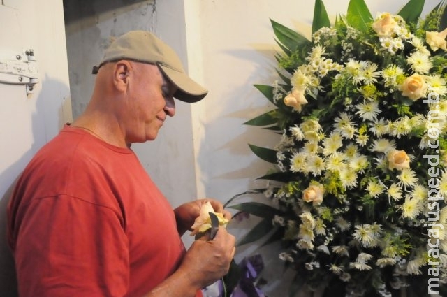 Desabastecido, comércio não tem flor nem para tristeza nem para alegria