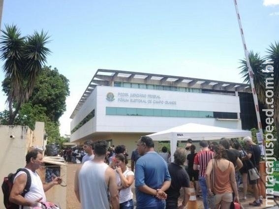 Eleitor tem até às 17h para comparecer ao Fórum Eleitoral e regularizar título Eleitor tem até às 17h para comparecer ao Fórum Eleitoral e regularizar título