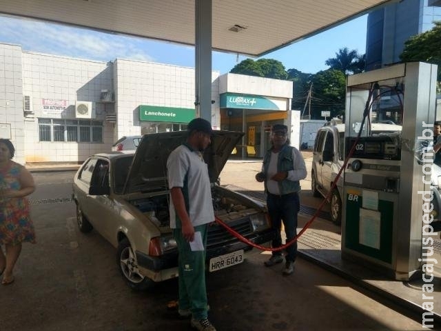 Em meio à crise, donos de carros movidos à gás ainda estão "de boa" Em meio à crise, donos de carros movidos à gás ainda estão "de boa"
