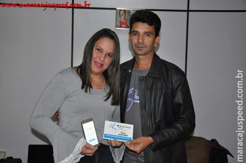 Ganhadora de promoção recebe seu smartphone Ganhadora de promoção recebe seu smartphone