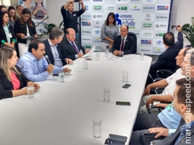 Greve de caminhoneiros gera perda diária de 50% da produção de leite Greve de caminhoneiros gera perda diária de 50% da produção de leite
