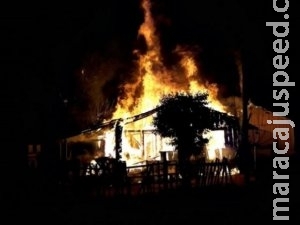Incêndio destrói casa de madeira e suspeito é levado para delegacia Incêndio destrói casa de madeira e suspeito é levado para delegacia