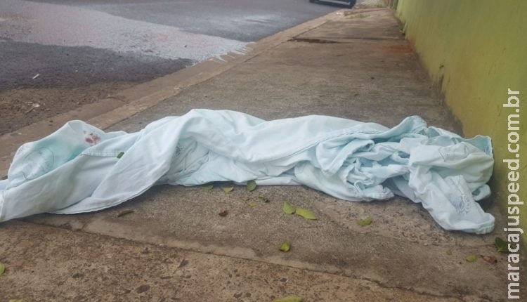 Jovem é morto com dois tiros em rua conhecida como ponto de venda de drogas
