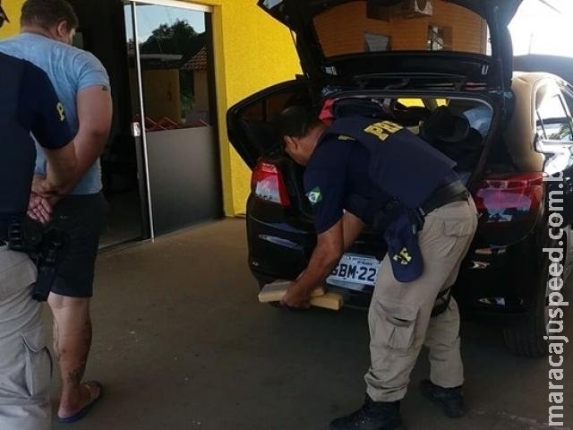 Jovem e mulher grávida são presos com meia tonelada de maconha Jovem e mulher grávida são presos com meia tonelada de maconha