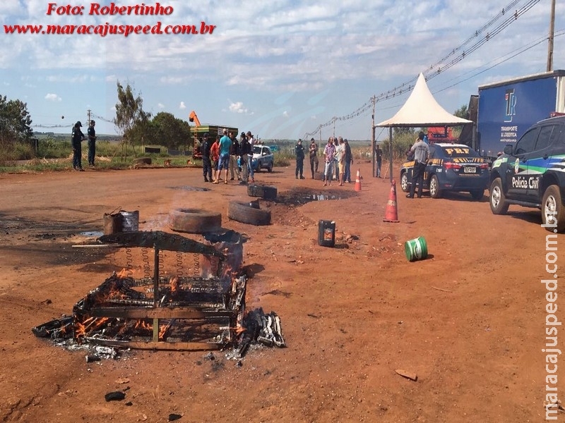 Maracaju: Após liberação de bloqueio alguns motoristas ateiam fogo em sofá e pneus na tentativa de interditar a rodovia