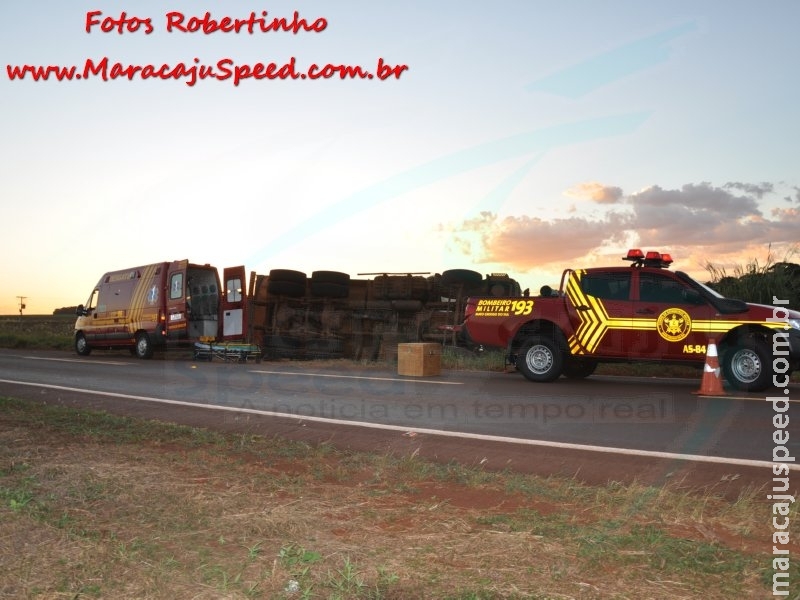 Maracaju: Bombeiros atendem ocorrência de tombamento de carreta carregada com pó de pedra na BR-267