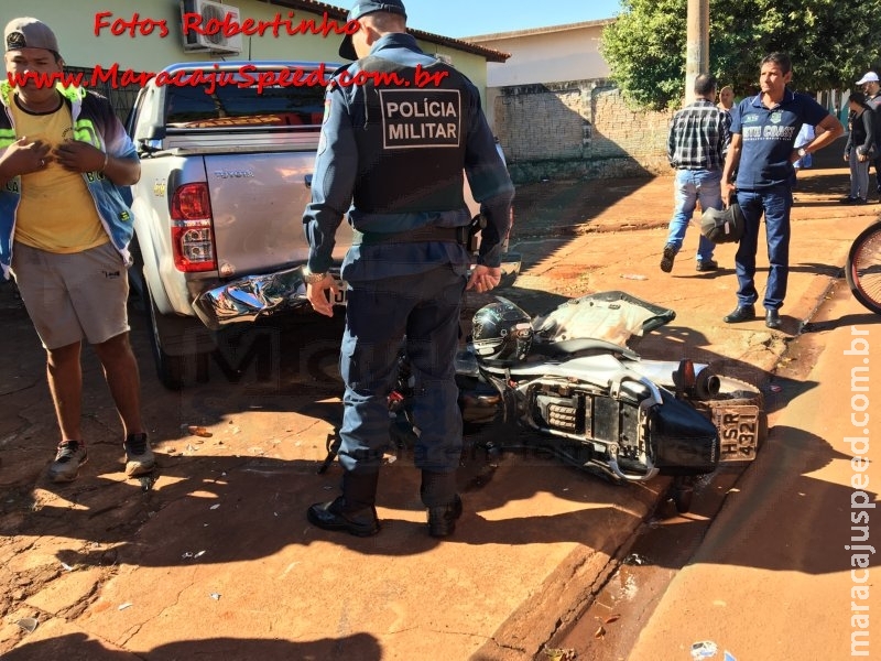 Maracaju: Motociclista faz graça empinando motocicleta e colidi com traseira da caminhonete Hilux estacionada Maracaju: Motociclista faz graça empinando motocicleta e colidi com traseira da caminhonete Hilux estacionada