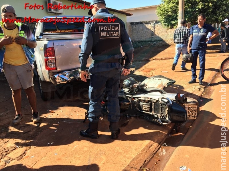 Maracaju: Motociclista faz graça empinando motocicleta e colidi com traseira da caminhonete Hilux estacionada