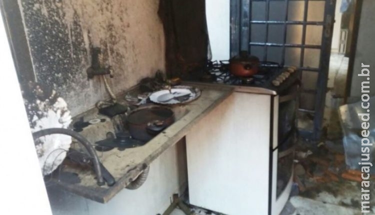 Morador coloca gasolina para matar formigas e incendeia casa Morador coloca gasolina para matar formigas e incendeia casa