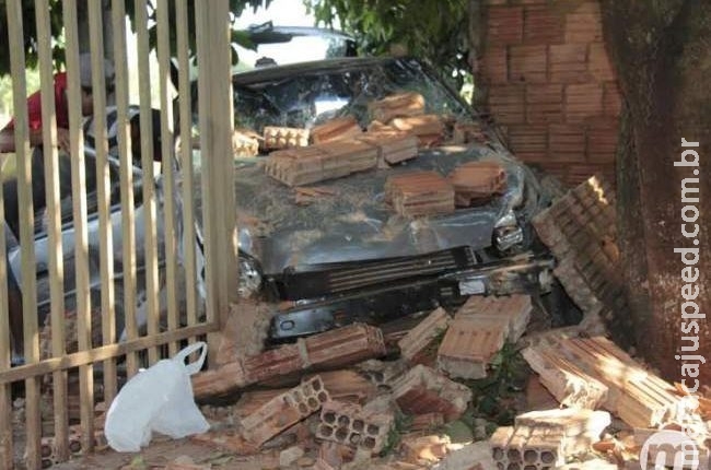 Motorista alcoolizado invade preferencial, bate em carro e depois em muro Motorista alcoolizado invade preferencial, bate em carro e depois em muro