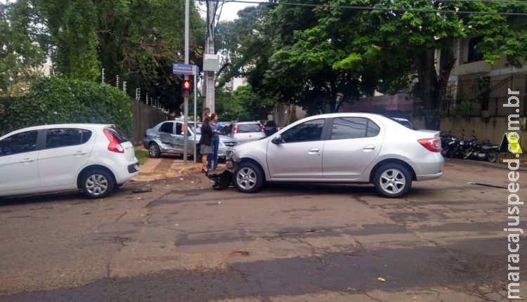  Motorista fura sinal vermelho e carro para em calçada na Quinze de Novembro