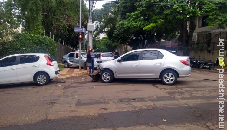 Motorista fura sinal vermelho e carro para em calçada na Quinze de Novembro Motorista fura sinal vermelho e carro para em calçada na Quinze de Novembro