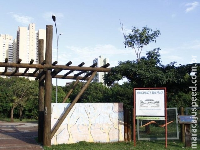 Mulher luta com morador de rua após ataque em praça na Afonso Pena