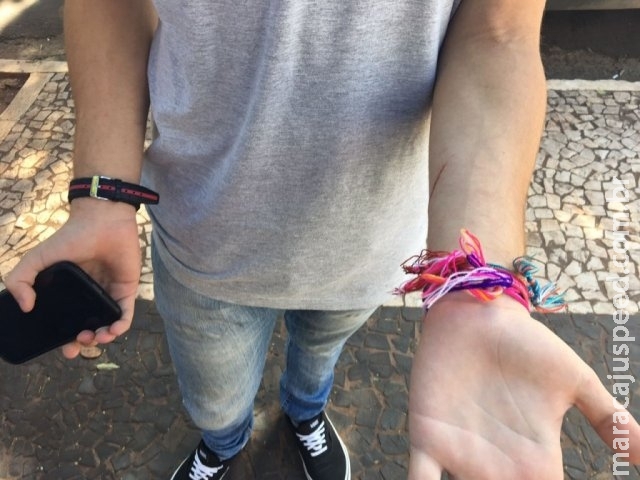 "Não é moda": casos de adolescentes que se cortam crescem e assustam "Não é moda": casos de adolescentes que se cortam crescem e assustam