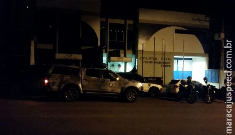  Para roubar bolsa, bandidos tentam esfaquear jovem em frente de shopping na Capital