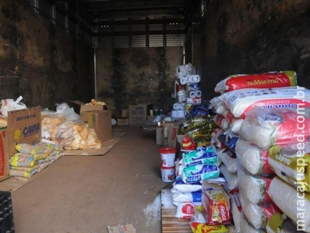 Parados há 7 dias, caminhoneiros doam parte da ajuda que receberam Parados há 7 dias, caminhoneiros doam parte da ajuda que receberam