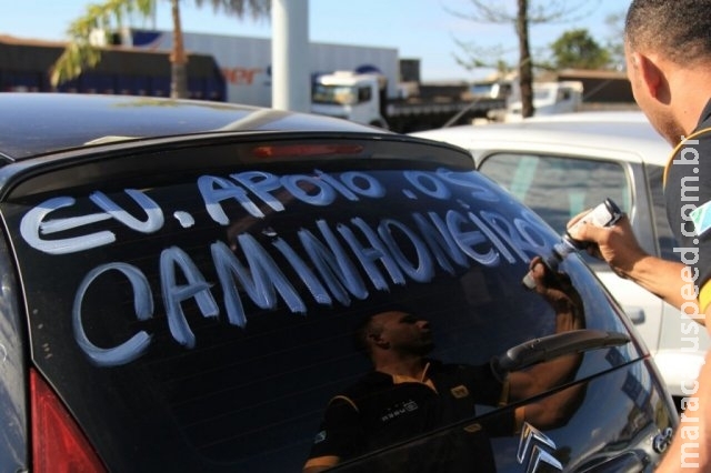 Pesquisa mostra que 87% dos brasileiros apoiam greve dos caminhoneiros Pesquisa mostra que 87% dos brasileiros apoiam greve dos caminhoneiros