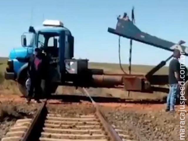Protesto de caminhoneiros avança e bloqueia até a passagem de trem Protesto de caminhoneiros avança e bloqueia até a passagem de trem